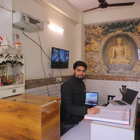 Hotel Aditya Residency Near Sector 63 Metro Station ノイダ エクステリア 写真