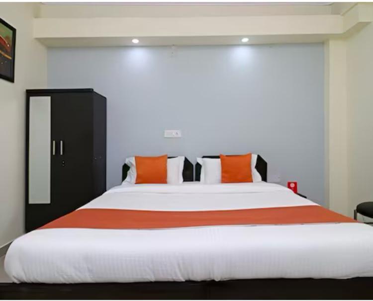 Hotel Aditya Residency Near Sector 63 Metro Station ノイダ エクステリア 写真