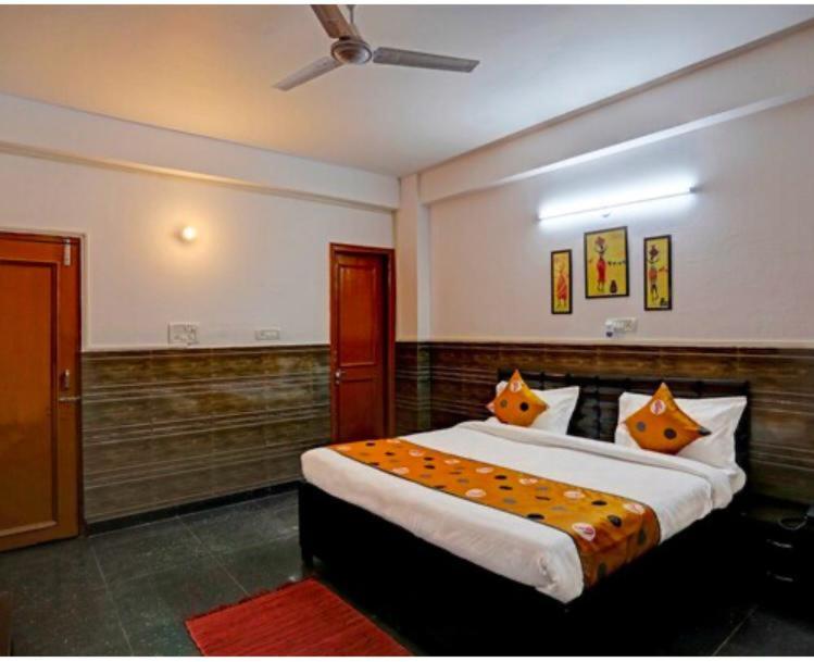 Hotel Aditya Residency Near Sector 63 Metro Station ノイダ エクステリア 写真