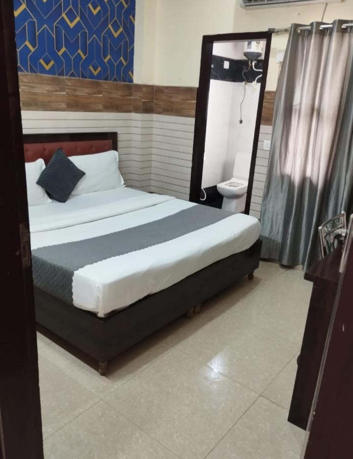 Hotel Aditya Residency Near Sector 63 Metro Station ノイダ エクステリア 写真