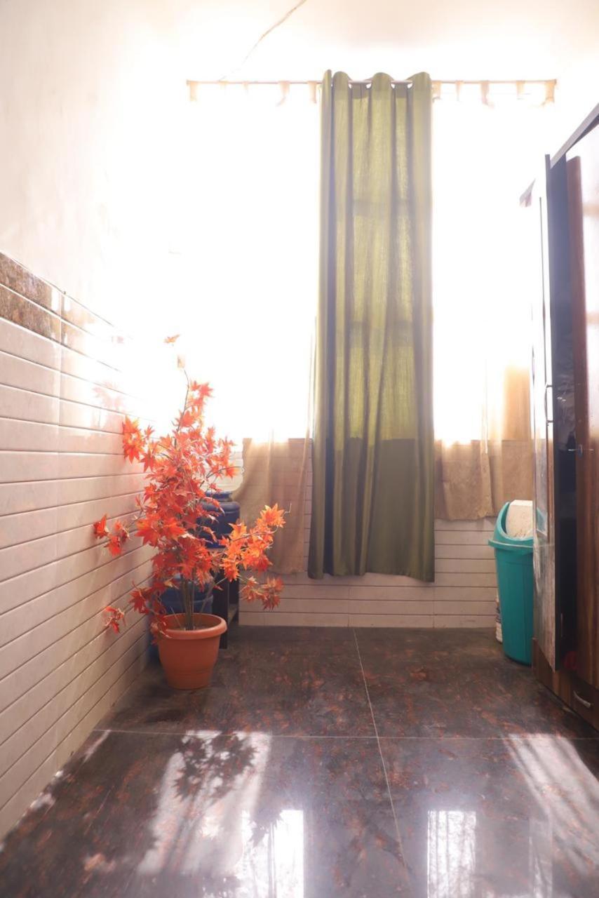 Hotel Aditya Residency Near Sector 63 Metro Station ノイダ エクステリア 写真