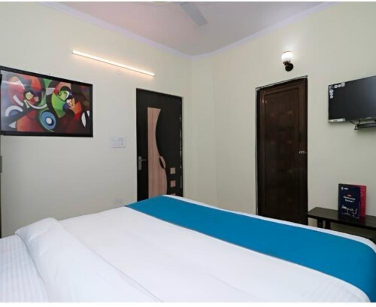 Hotel Aditya Residency Near Sector 63 Metro Station ノイダ エクステリア 写真