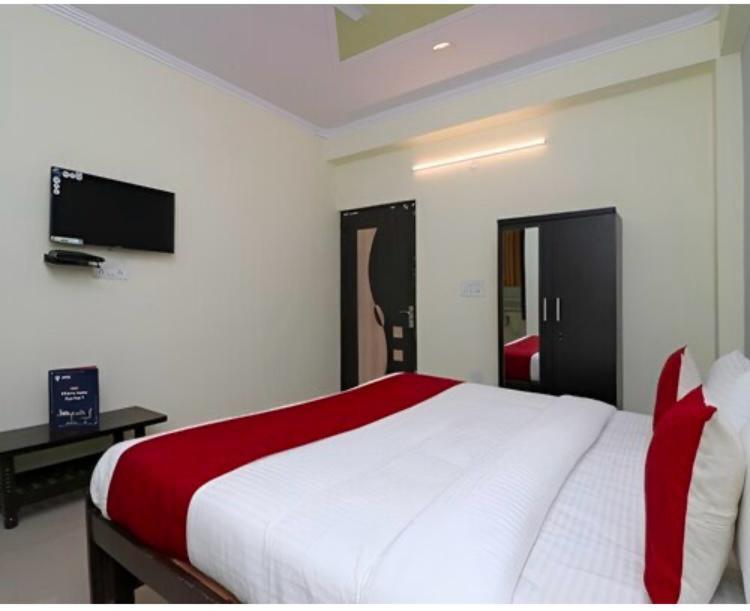 Hotel Aditya Residency Near Sector 63 Metro Station ノイダ エクステリア 写真