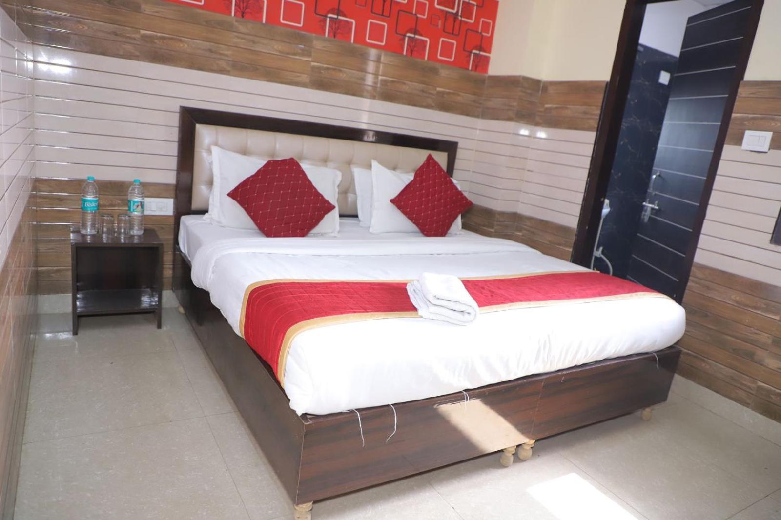Hotel Aditya Residency Near Sector 63 Metro Station ノイダ エクステリア 写真